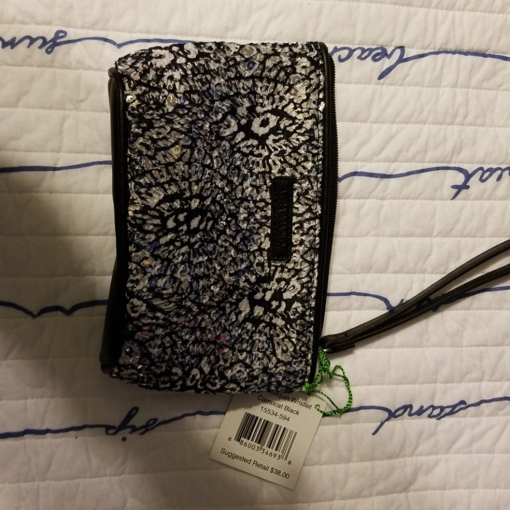 Mesh sequin wristlet in camocat